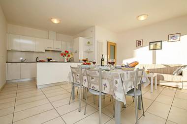 Torbole Relax Pool & Balcony Apartment