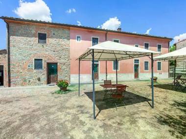 Cozy Holiday Home in Capraia e Limite with Swimming Pool