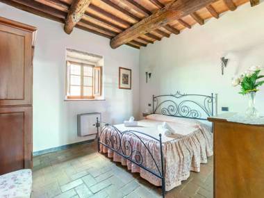 Cozy Holiday Home in Capraia e Limite with Swimming Pool