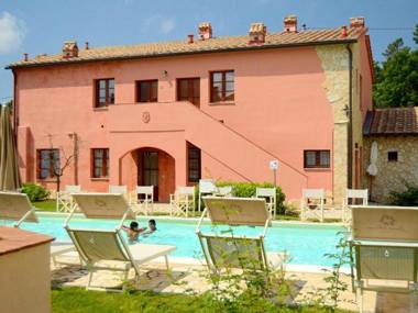 Cosy apartment with swimming pool and garden close to Volterra and S Gimignano