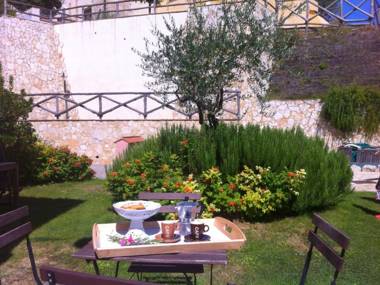 Cosy apartment with swimming pool and garden close to Volterra and S Gimignano