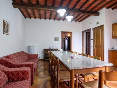 Snug Apartment in Gambassi Terme-Fi with Tennis Court