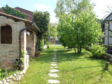 Modern accommodation just renovated private garden free wifi near Treviso