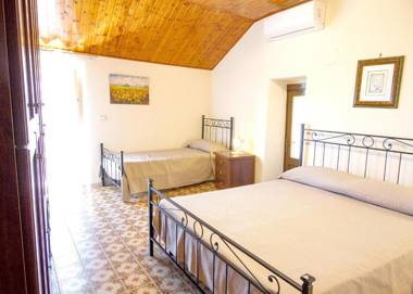 3 bedrooms villa with sea view enclosed garden and wifi at Trecastagni