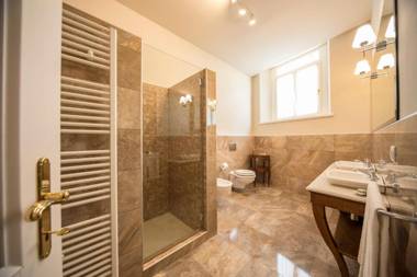 Lady Capulet Apartments