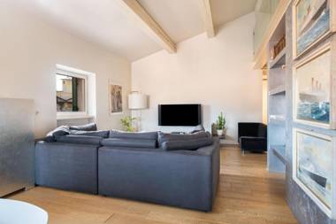 Stunning top floor flat in the heart of Verona - with car park