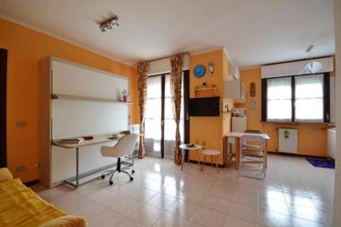 One bedroom appartement with furnished balcony and wifi at Vercelli