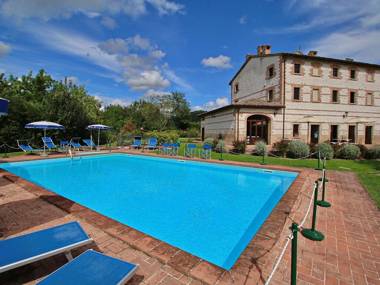 Cottage in Urbania with Swimming Pool Terrace and Garden
