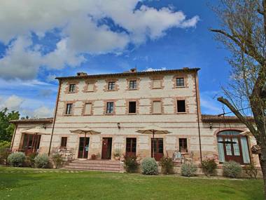 Cottage in Urbania with Swimming Pool Terrace and Garden