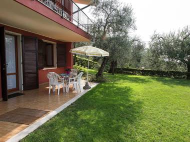 Cozy Apartment for 4 with shared pool and garden with views