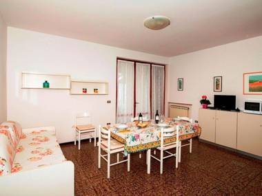 Cozy Apartment for 4 with shared pool and garden with views