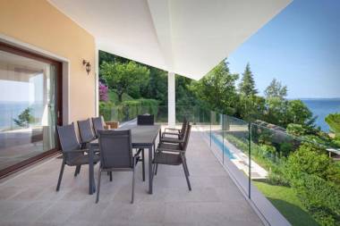 Villa Sybille With Pool And Lake View