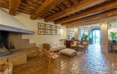 Amazing home in Tolentino with Outdoor swimming pool WiFi and 11 Bedrooms