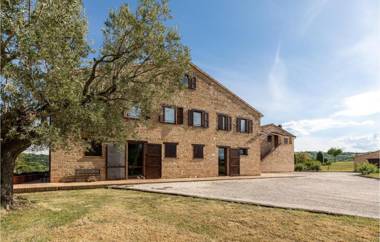 Amazing home in Tolentino with Outdoor swimming pool WiFi and 11 Bedrooms