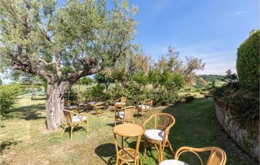 Amazing home in Tolentino with Outdoor swimming pool WiFi and 11 Bedrooms