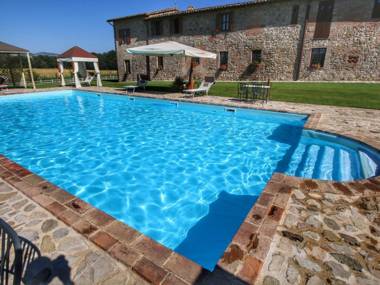 Robust old farmhouse for 4 persons amidst the Umbrian hills