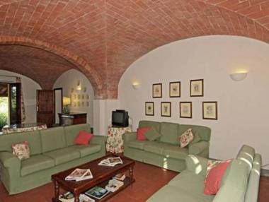 Lavish Farmhouse in Capannoli with Fireplace