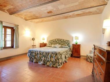 Lavish Farmhouse in Capannoli with Fireplace