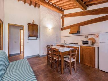 Cottage in Tavarnelle val di Pesa with Pool and Garden