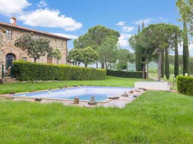 Cottage in Tavarnelle val di Pesa with Pool and Garden