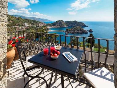 A stunning terrace with jacuzzi by the sea and close to the center and beach