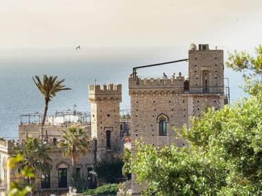 A stunning terrace with jacuzzi by the sea and close to the center and beach