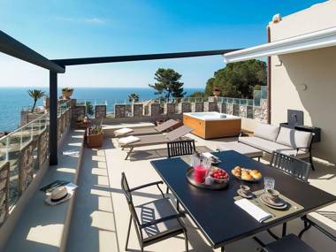 A stunning terrace with jacuzzi by the sea and close to the center and beach