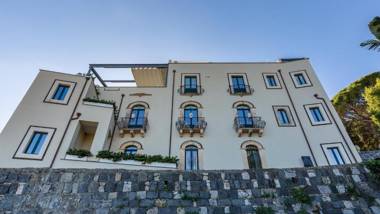 Villa Urbis Taormina luxury villa in the heart of Taormina with swimming pool & lift