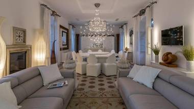 Villa Urbis Taormina luxury villa in the heart of Taormina with swimming pool & lift