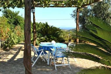 UVA e STELLE PETIT Delizioso bilocale in collina di Sperlonga