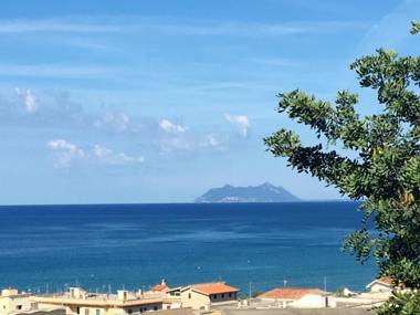 3 bedrooms appartement with sea view enclosed garden and wifi at Sperlonga 1 km away from the beach