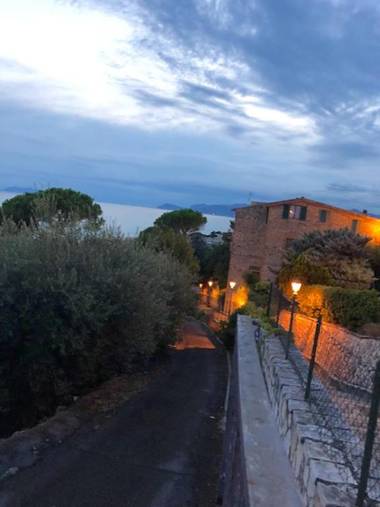 3 bedrooms appartement with sea view enclosed garden and wifi at Sperlonga 1 km away from the beach