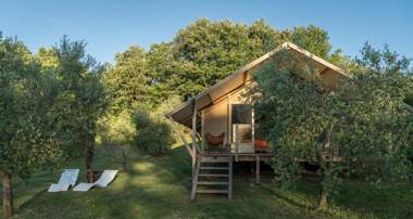 Glamping in Toscana luxury tents in agriturismo biologico