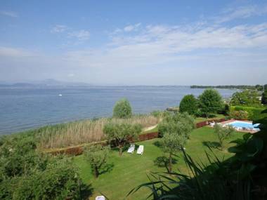 Appartamento ORCHIDEA a Sirmione sul Lago di Garda con piscina giardino e spiaggia con molo