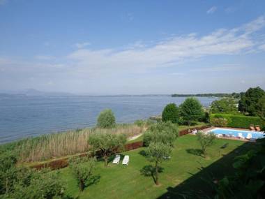 Appartamento ORCHIDEA a Sirmione sul Lago di Garda con piscina giardino e spiaggia con molo