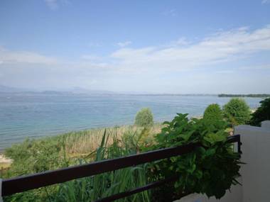 Appartamento ORCHIDEA a Sirmione sul Lago di Garda con piscina giardino e spiaggia con molo