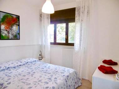 One bedroom appartement at Sirmione 200 m away from the beach with shared pool furnished terrace and wifi