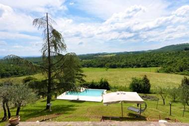 9 bedrooms villa with private pool jacuzzi and enclosed garden at Sinalunga