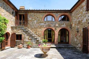 9 bedrooms villa with private pool jacuzzi and enclosed garden at Sinalunga