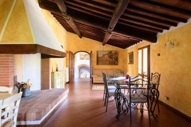 9 bedrooms villa with private pool jacuzzi and enclosed garden at Sinalunga