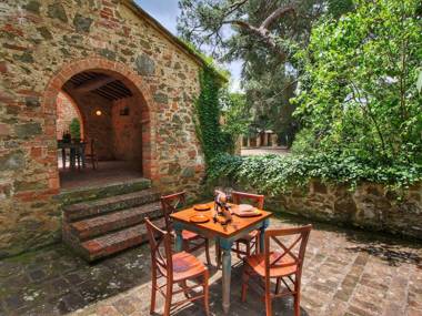 Estate with pool and tennis court in the Tuscan hills