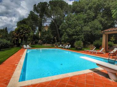 Estate with pool and tennis court in the Tuscan hills