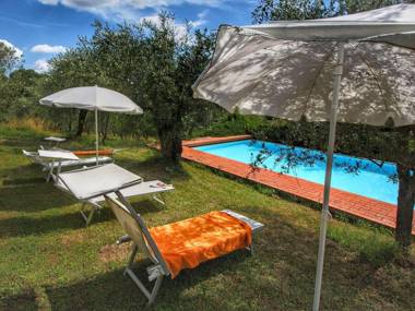 Pretty Farmhouse in Siena with Shared Swimming Pool