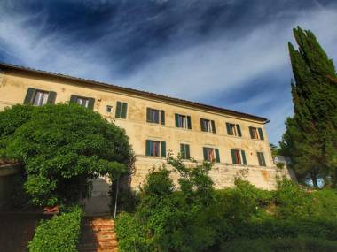 Pretty Farmhouse in Siena with Shared Swimming Pool