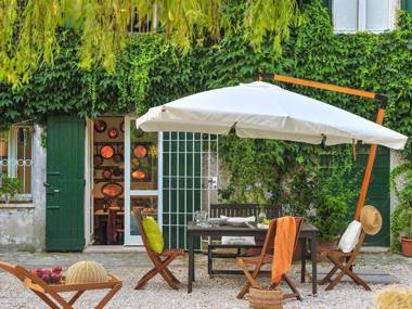 Rustic Mansion in Senigallia with Barbecue