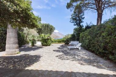 Scopello Flat with Panoramic Courtyard and Parking