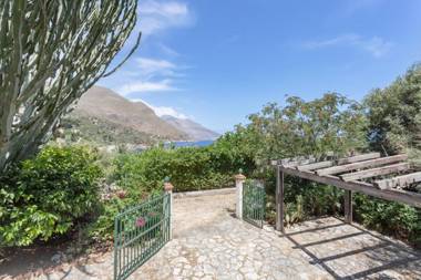 Scopello Flat with Panoramic Courtyard and Parking