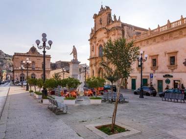Vintage Holiday Home in Scicli with Balcony