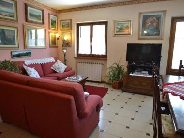 Cozy Holiday Home in Tuscany with Private Garden