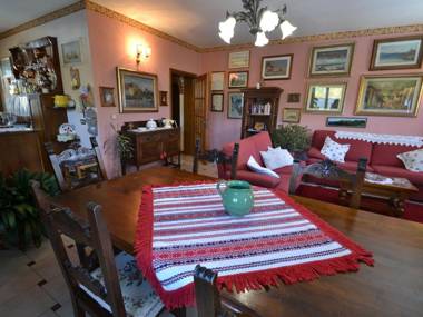 Cozy Holiday Home in Tuscany with Private Garden